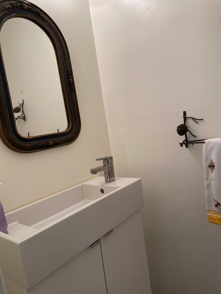 Guest bathroom - 504 Briar Creek Mnr