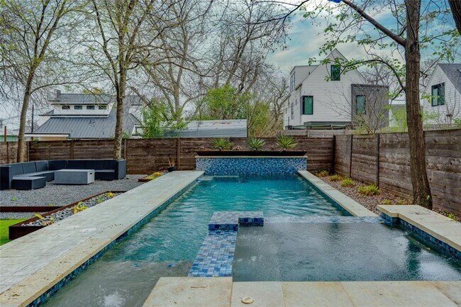 Building Photo - 2005 Bluebonnet Ln