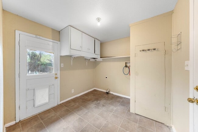 Building Photo - 138 Dora St