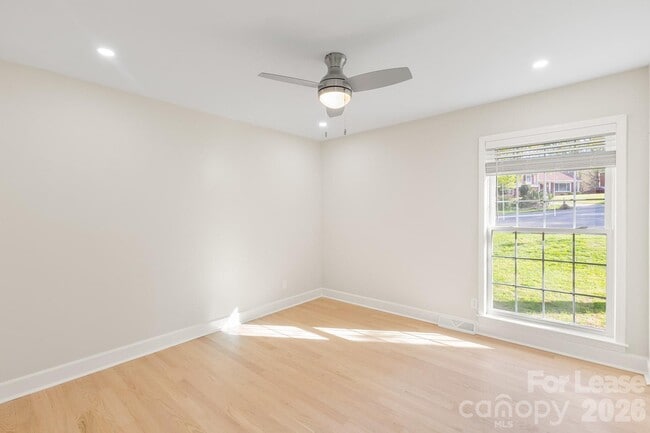 Building Photo - 100 Chadmore Dr