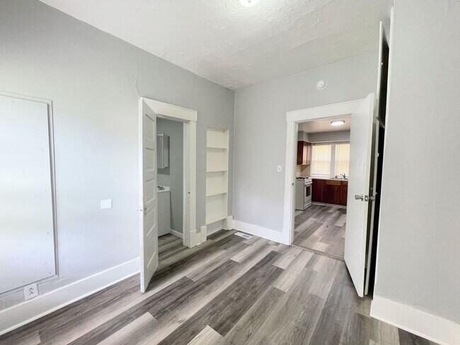 Building Photo - Spacious 3 bedroom home