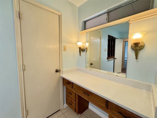 Building Photo - 1925 Glen Hill Dr