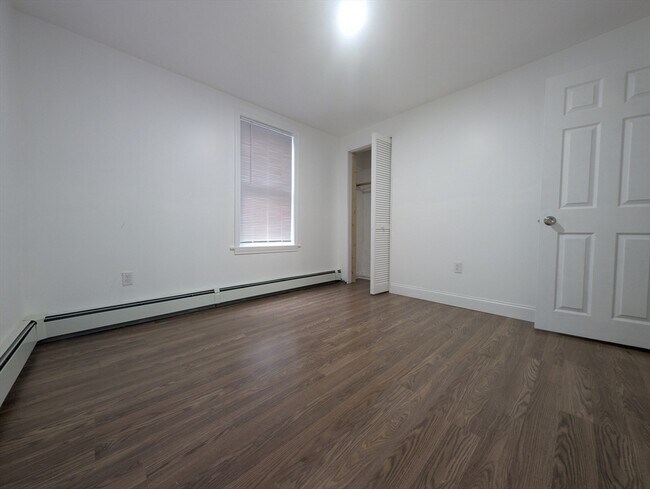 Building Photo - 439 Riverside Dr