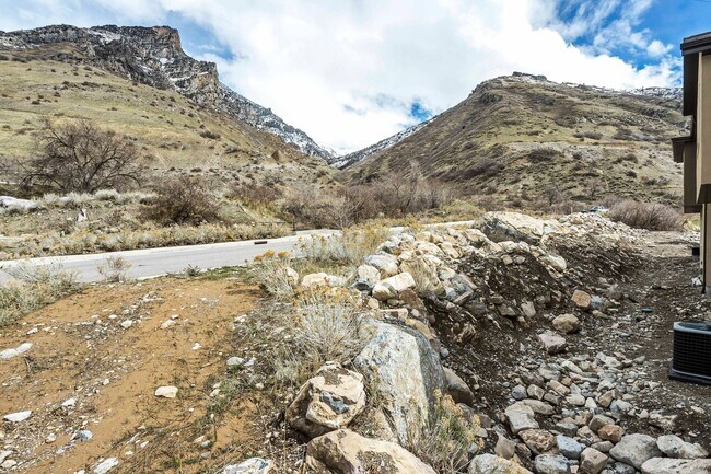 Building Photo - 3 bedroom Townhome - Provo's Southeast Bench