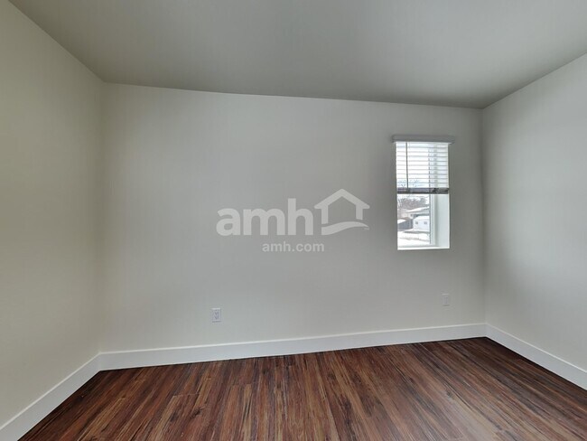 Building Photo - 793 S Oak St