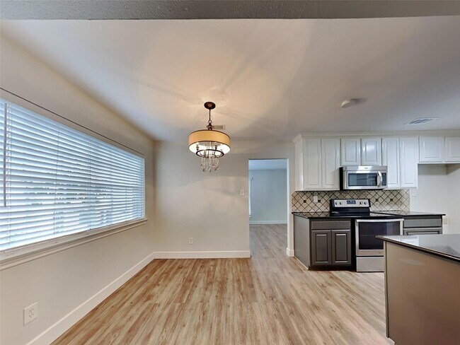 Building Photo - 2202 Briarwood Blvd