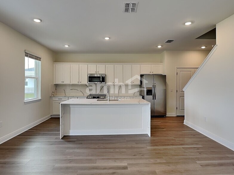 Building Photo - 5943 Pinewood Ests Dr