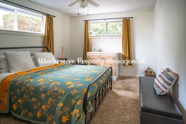 Building Photo - Sunny, Bright 2 bedroom in Poulsbo, Community Beach/Playground