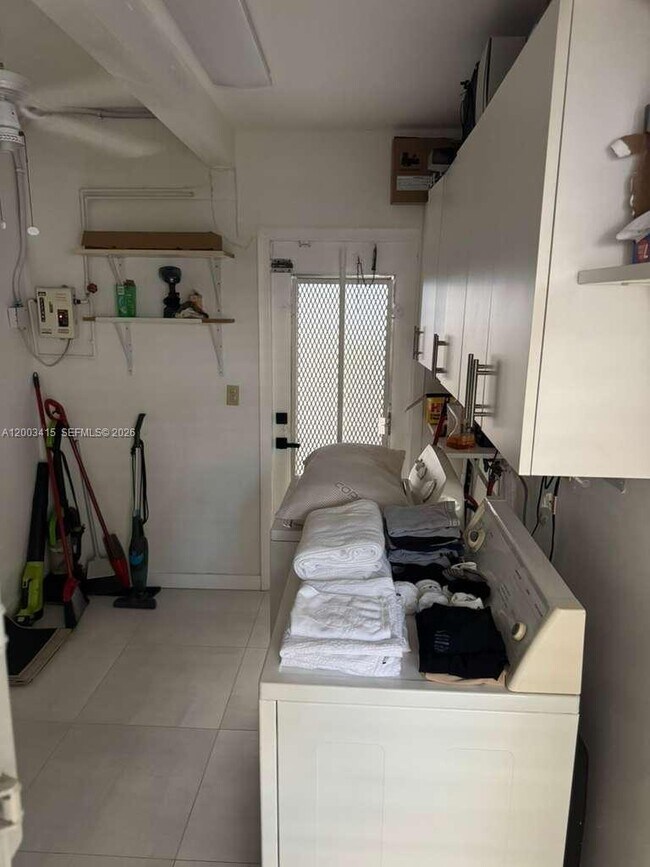 Building Photo - 3600 SW 26th St