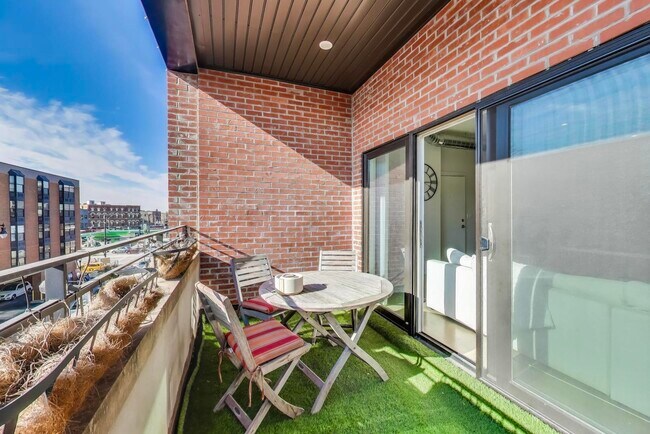 Building Photo - 1534 W Fullerton Ave