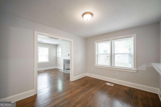 Building Photo - 2137 Delowe Dr