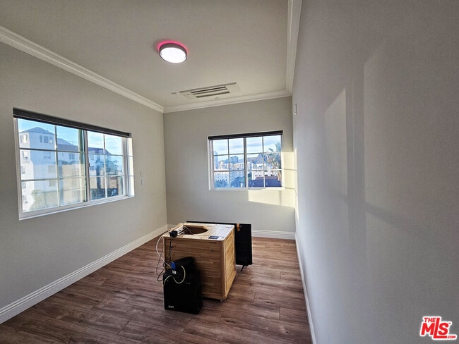 Building Photo - 944 S Serrano Ave