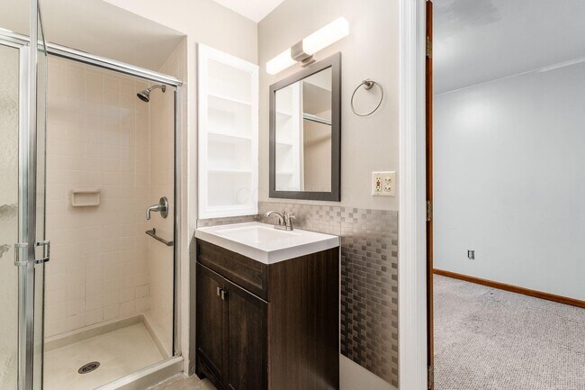 Building Photo - 683 S Roosevelt Ave