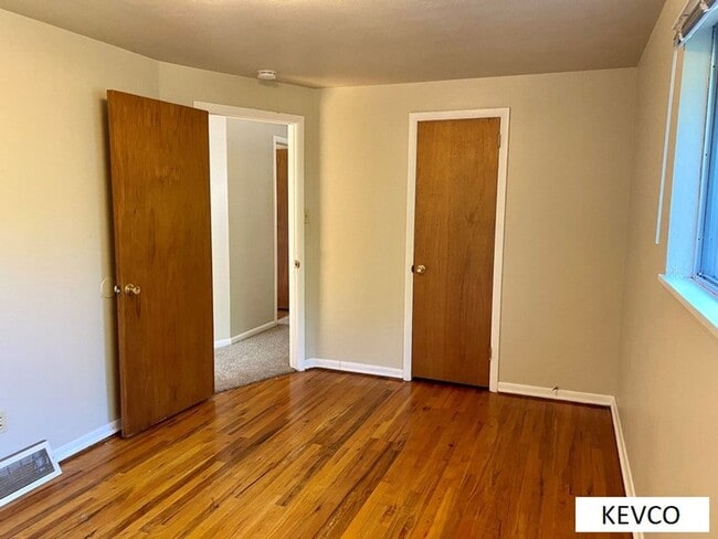 Building Photo - Charming House in Campus West!