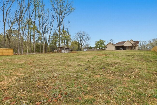 Building Photo - Beautiful Home With Large Yard In Fountain Inn