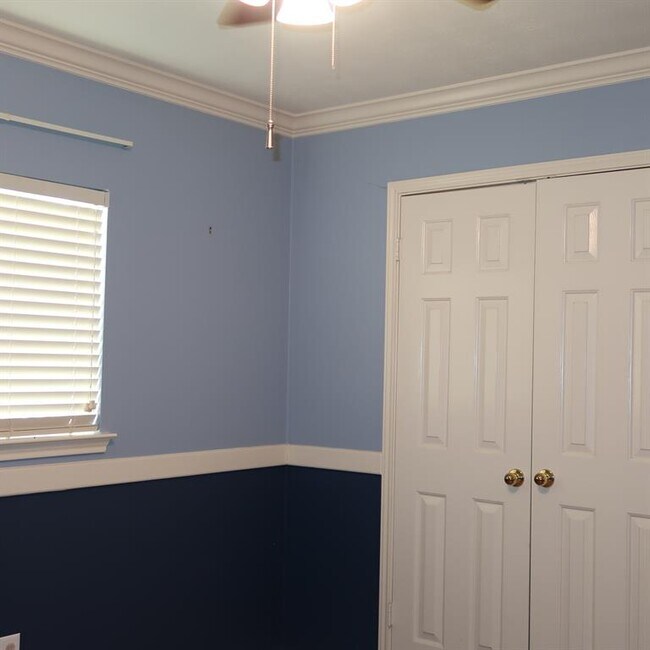 Building Photo - 1714 Oak Ridge Dr