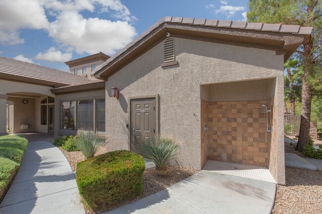 Building Photo - 1st floor unit in well maintained gated NW community with pool and spa