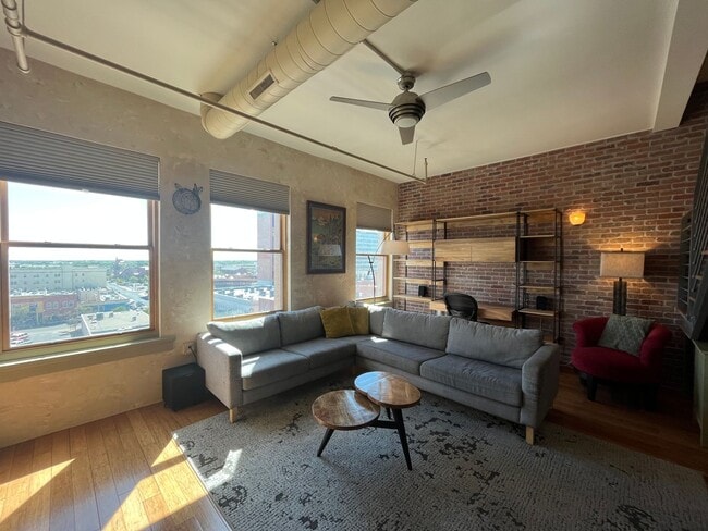 Building Photo - Eccentric 2 Bedroom 2.5 Bathroom Condo In ...