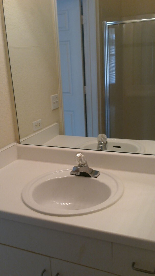 Building Photo - Beautiful large studio unit updated flooring, balcony with a pool view!