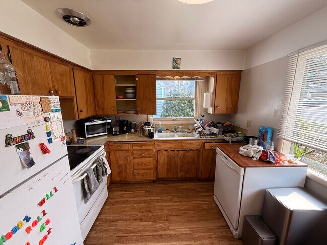 Building Photo - Spacious 5+bd/2.75 bath home on WWU bus route