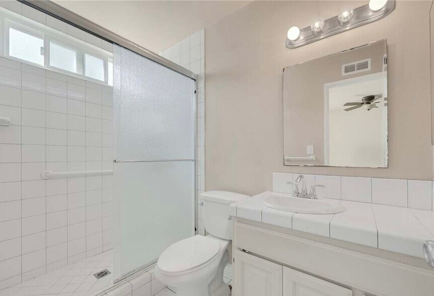 Building Photo - 5641 Lynnbrook Plz