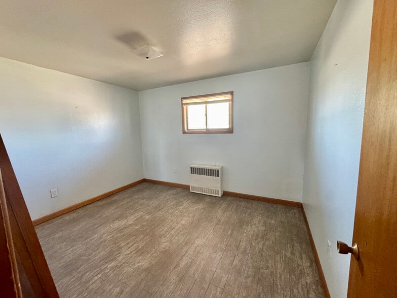 Building Photo - 302 W 7th St