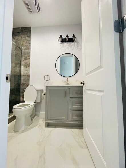 Building Photo - 15410 Firmona Ave