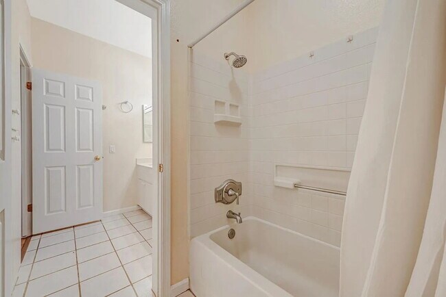 Building Photo - charming one-bedroom apartment is the perf...