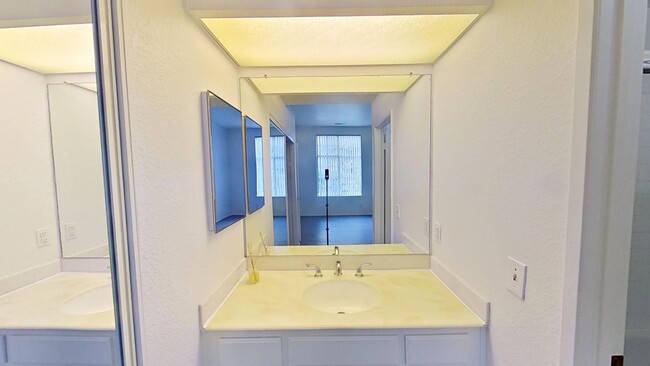 Building Photo - Remodeled 1 Bedroom 1 Bath Condo in Laguna...