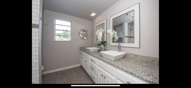 Building Photo - True 4 bed in Edmond Schools, all the mode...