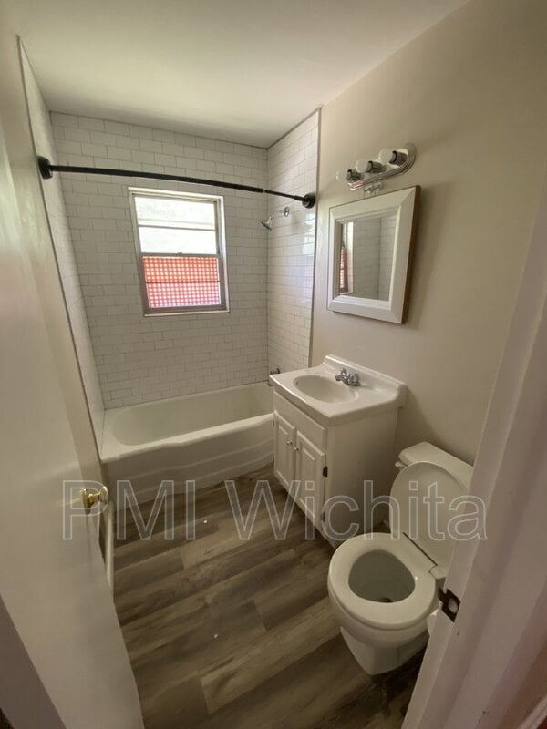 Building Photo - 889 S Hillcrest St