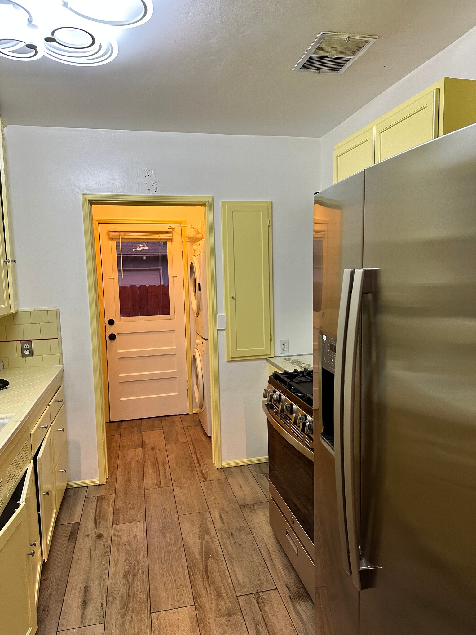 Ktchen - 4068 Lincoln Ave