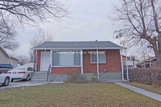 Building Photo - 2 Bed, 1 Bath Upper Unit