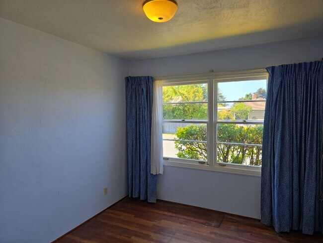 Building Photo - Spacious 4-bedroom family home features ga...
