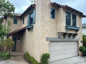 Building Photo - Spacious 3 Bedroom Home