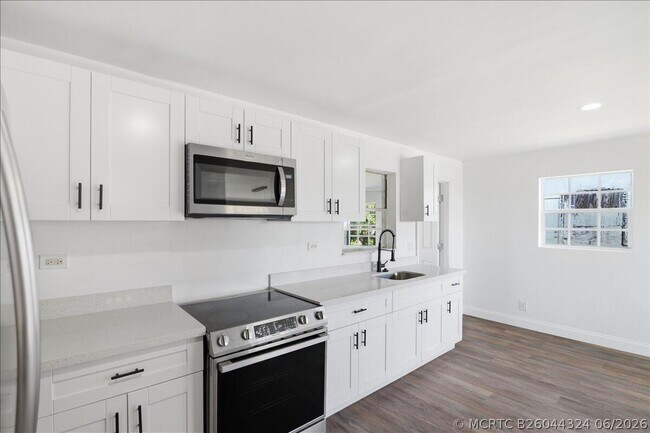 Building Photo - 270 SW 10th Ave