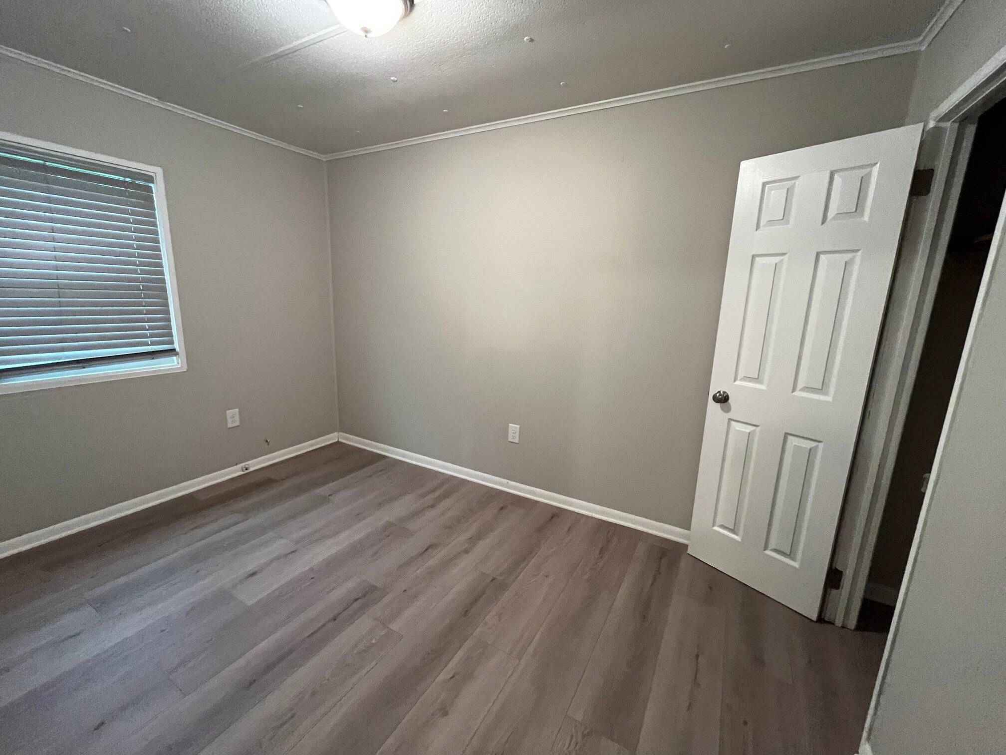 Building Photo - 5901 Leone Dr W