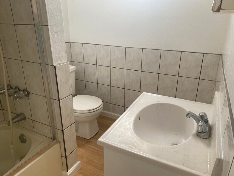 bathroom - 2225 E 14th St