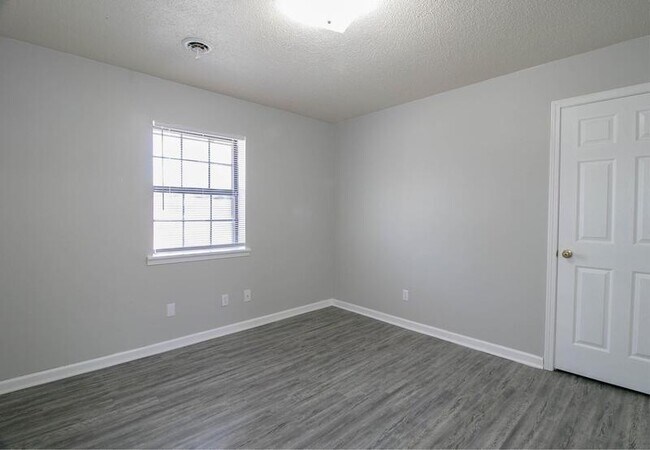 Building Photo - 15-415 Thompsonville Ln