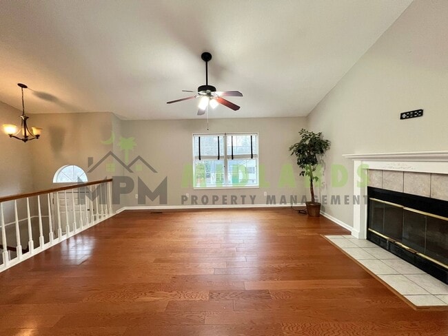 Building Photo - 844 Bentley Dr