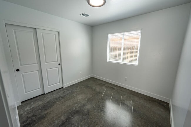 Building Photo - 4 Bedroom 2 Bathroom Home