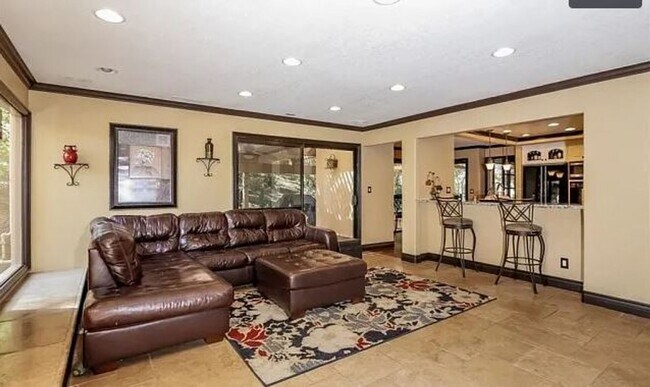 Building Photo - Spacious 5-Bedroom Home for Rent in Prime ...
