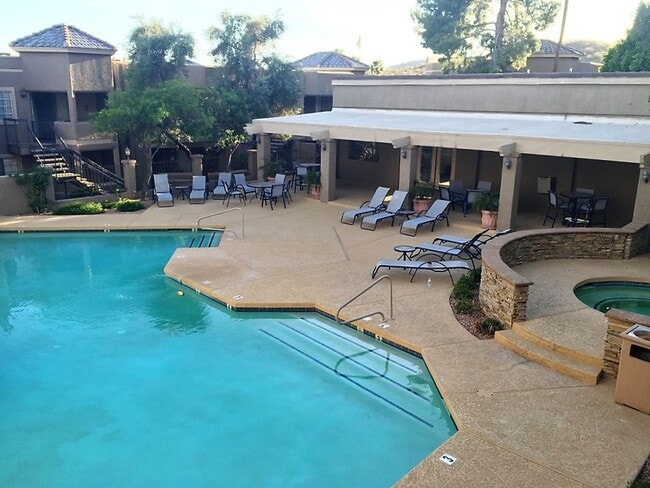 Building Photo - Spacious 1 Bedroom Condo in North Central Phoenix!