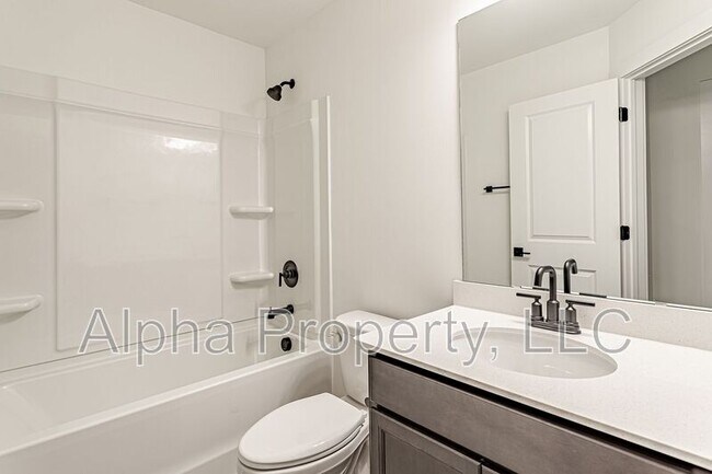 Building Photo - 1239 Westgate Vlg Dr