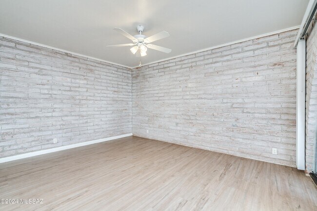 Building Photo - 667 W Las Lomitas Rd