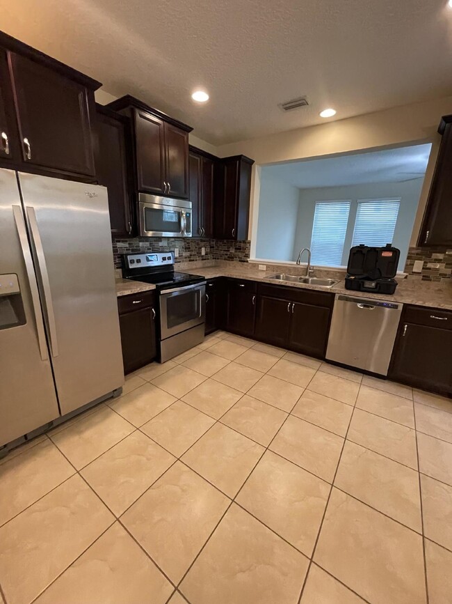 Building Photo - 3 bedroom 2 .5 bath townhome 2 car attache...