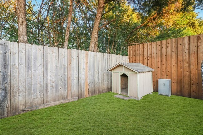 Building Photo - 1208 Bluffview Dr