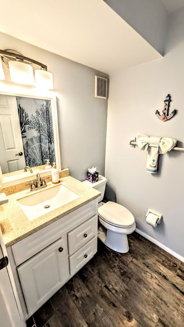 Building Photo - Annual furnished/Seasonal/short term 2 bedroom 1 1/2 bath top floor, renovated condo near Siesta ...