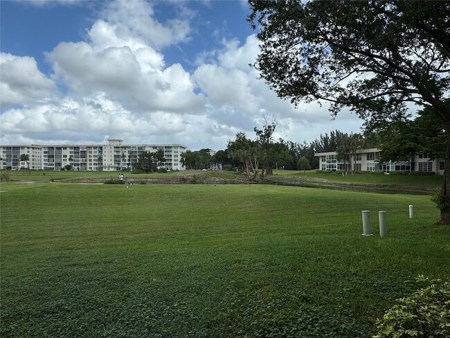 Building Photo - 2601 S Palm Aire Dr