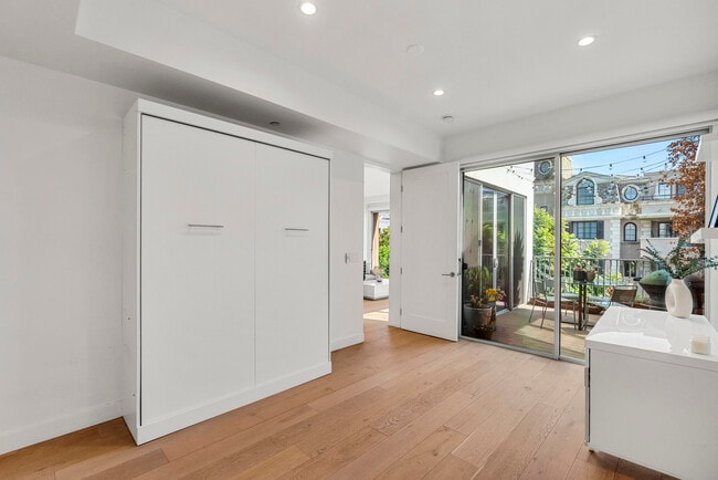 Building Photo - 855 N Croft Ave